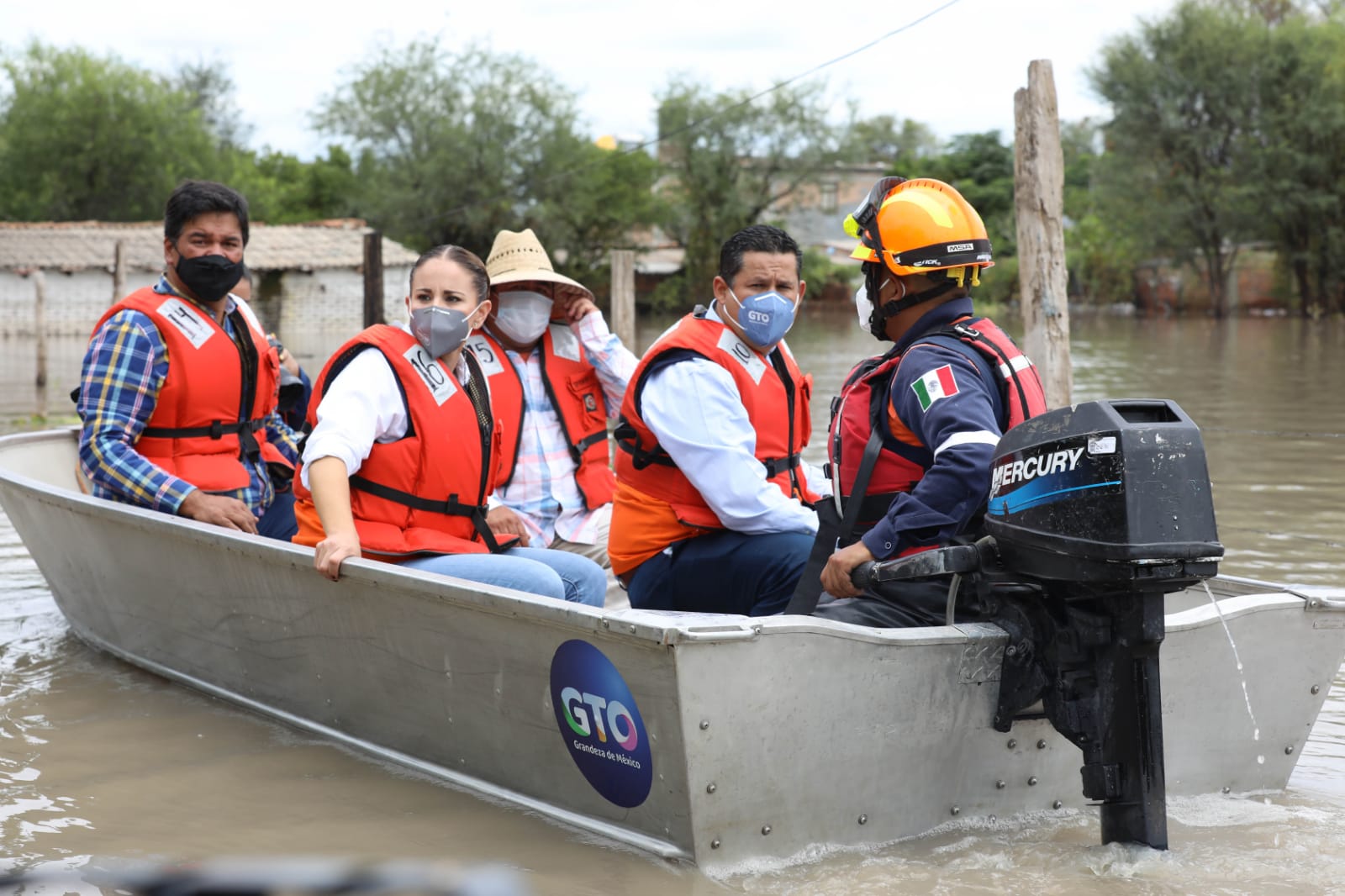 Diego Sinhue Rodríguez Vallejo recorre zona inundada en Abasolo, Guanajuato. (Cortesía)