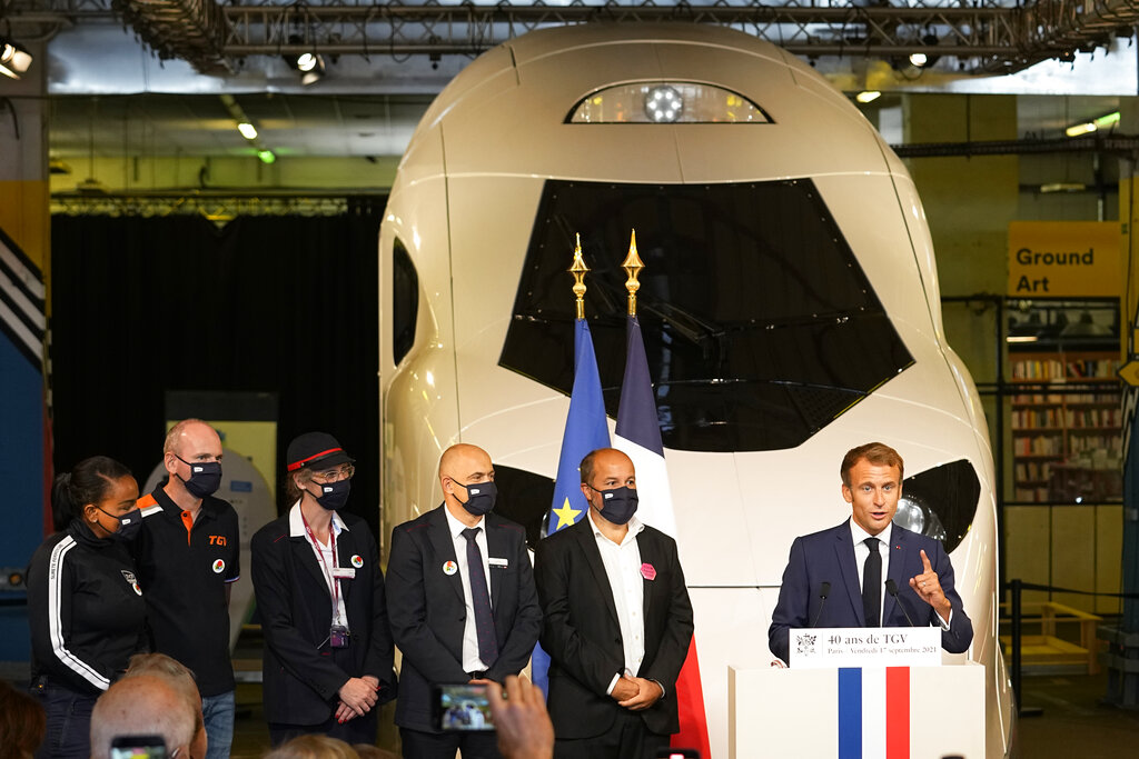 El presidente francés Emmanuel Macron habla frente a una réplica de tamaño natural del tren de alta velocidad de próxima generación en la estación Gare de Lyon, París, viernes 17 de setiembre de 2021.(AP)