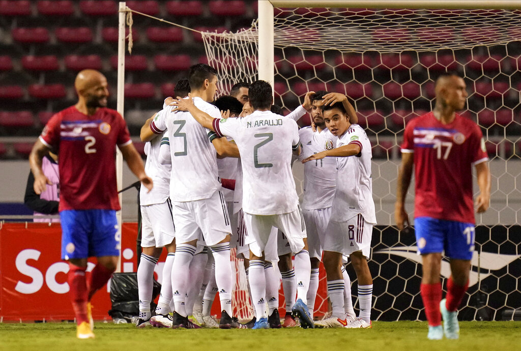 Los jugadores de México felicitan a su compañero Orbelín Pineda, que no se ve en la foto, luego de que anotó el primer gol contra Costa Rica. (AP)