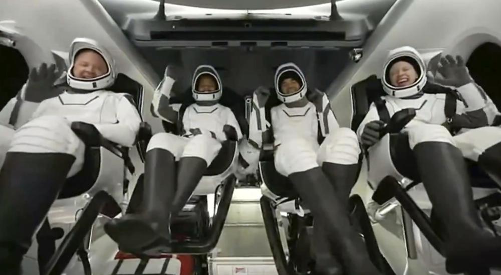 En esta imagen tomada de un video de SpaceX, se ve a los pasajeros a bordo de una cápsula de SpaceX cuando descendía en paracaídas en el océano Atlántico frente la costa de Florida, el sábado 18 de septiembre de 2021. (SpaceX vía AP)