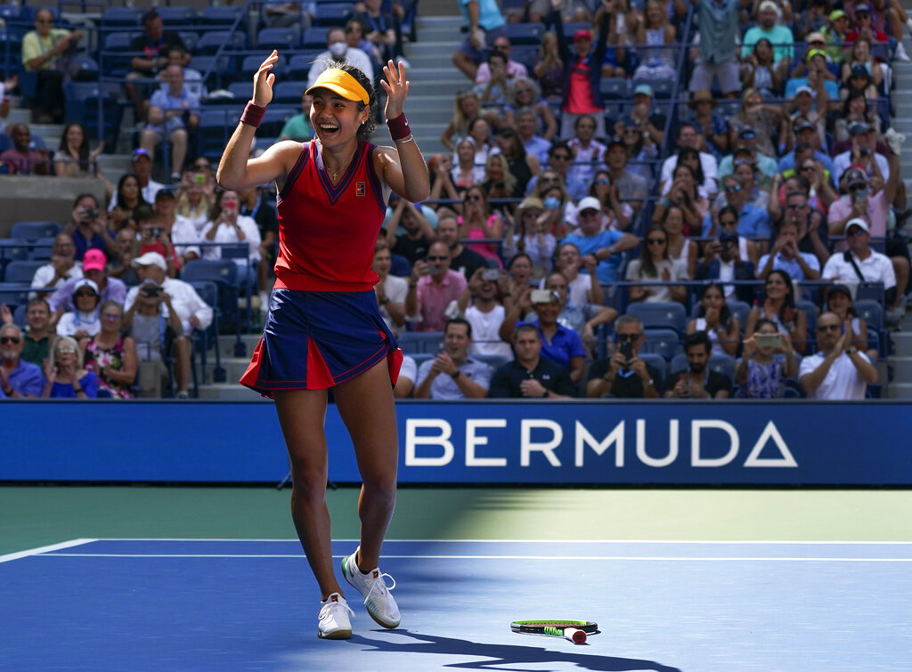 Emma Raducanu festeja tras derrotar a Belinda Bencic en los cuartos de final del Abierto de Estados Unidos, el miércoles 8 de septiembre de 2021, en Nueva York. (AP)