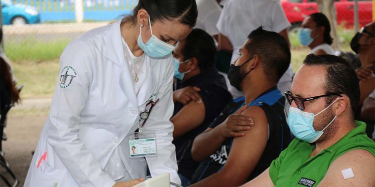 Imagen de la vacunación en Querétaro con primera dosis antiCOVID- (Yarhim Jiménez)
