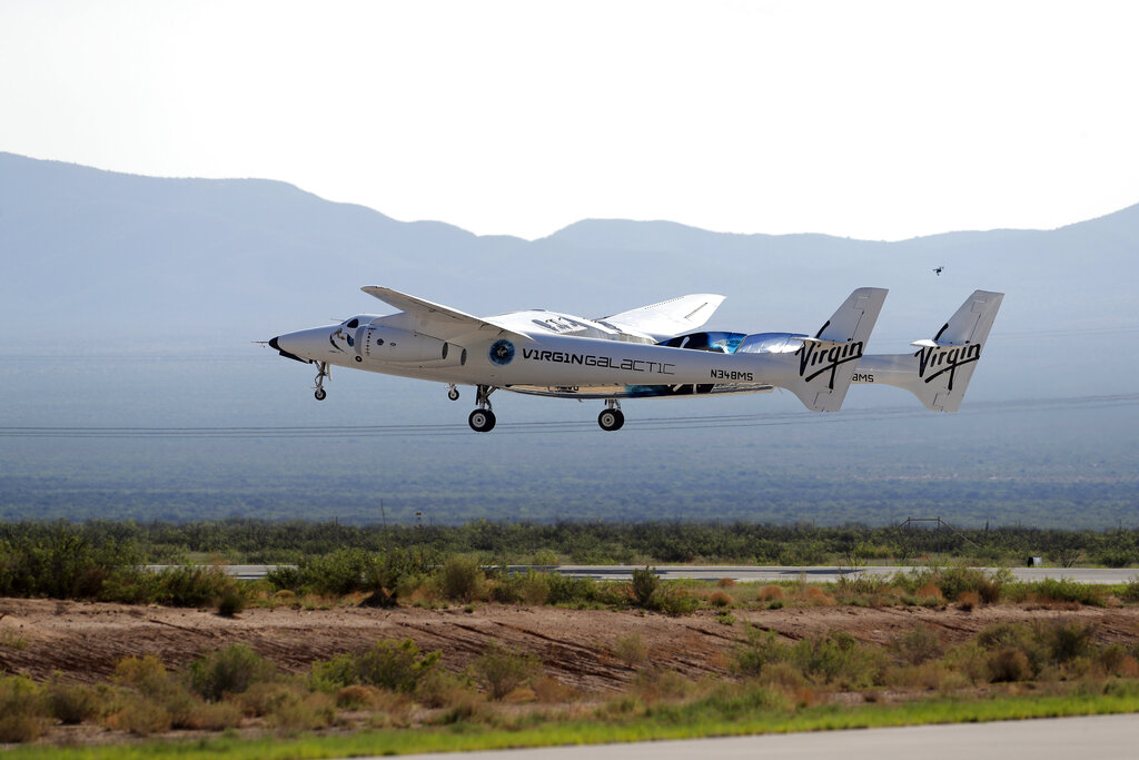 En esta fotografía del domingo 11 de julio de 2021 muestra un avión en el que viajaba el fundador de Virgin Galactic Richard Branson cerca de Truth or Consequences, Nuevo México. (AP)