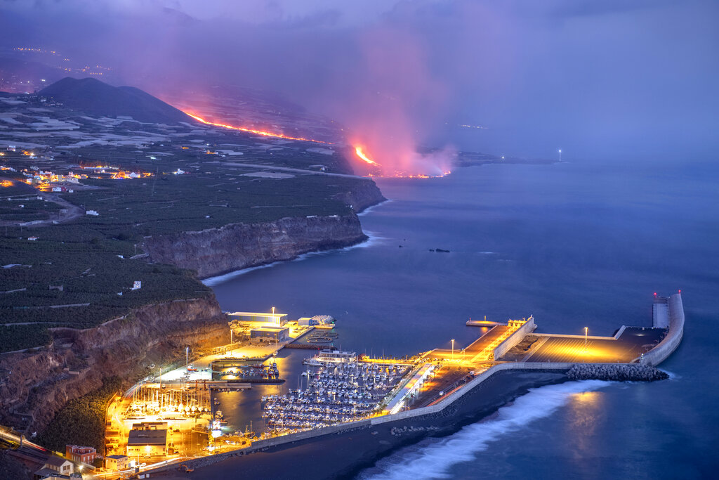La lava de un volcán llega al mar en la isla canaria de La Palma, en España, el miércoles 29 de septiembre de 2021. (AP Foto/Saúl Santos)