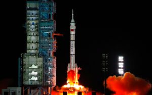 China lanza tres astronautas para misión de seis meses