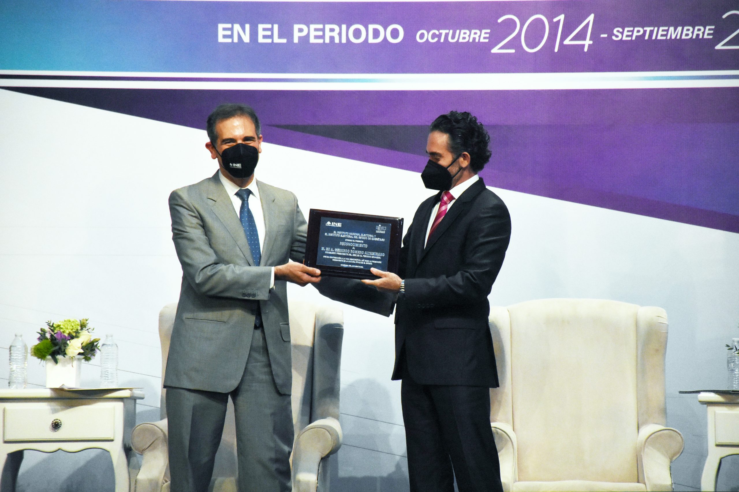 Lorenzo Córdova estuvo en Querétaro para reconocer al expresidente del IEEQ, Gerardo Romero