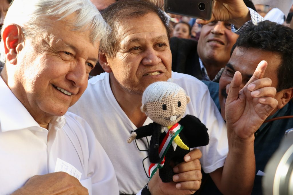 Andrés Manuel López Obrador posa junto a un simpatizante. (Cuartoscuro)
