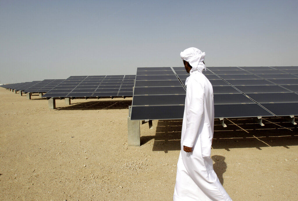 Un individuo camina por una planta fotovoltaica en Masdar (Emiratos Árbes Unidos) el 16 de enero del 2011.  (AP)