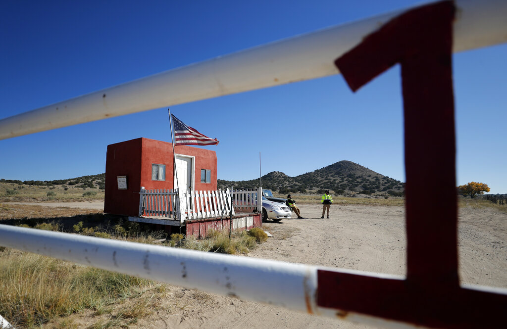 Agentes de seguridad privada en la entrada del rancho usado para filmaciones Bonanza Creek Film Ranch en Santa Fe, Nuevo México el 22 de octubre de 2021. (AP)