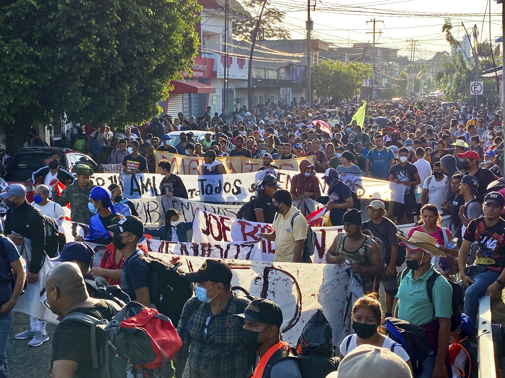 Una caravana de migrantes, la mayoría de Centroamérica, inicia su marcha hacia el norte desde Tapachula, México, el sábado 23 de octubre de 2021. (AP)