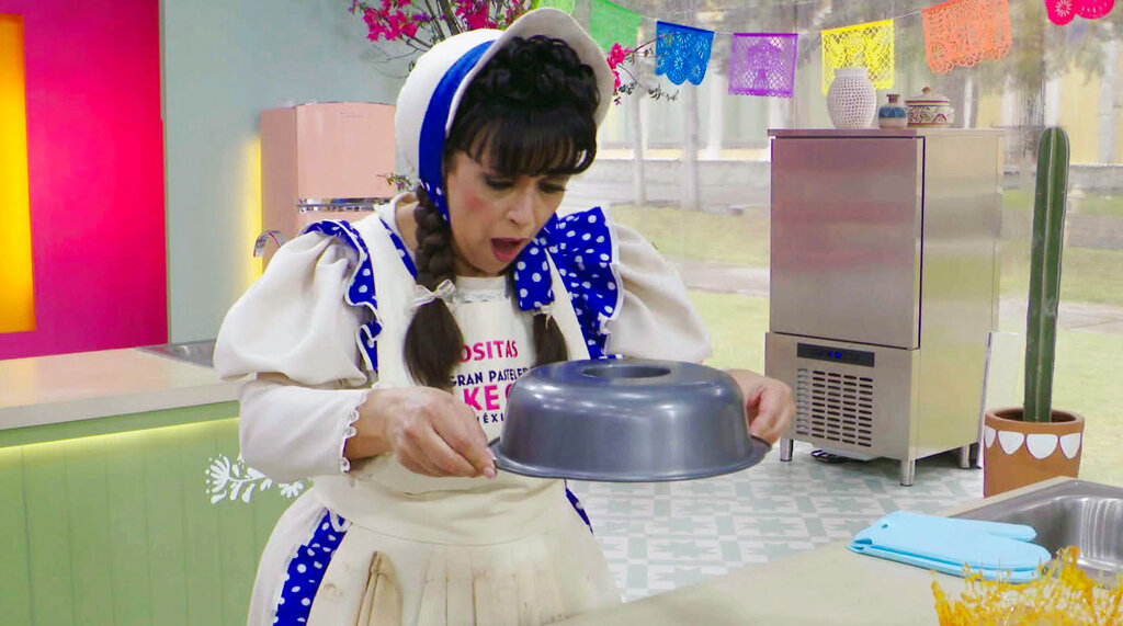 En esta imagen difundida por HBO Max, la concursante Cositas en una escena de El Gran Pastelero Bake Off Celebrity México, que se estrenó el jueves 21 de octubre. (HBO Max vía AP)
