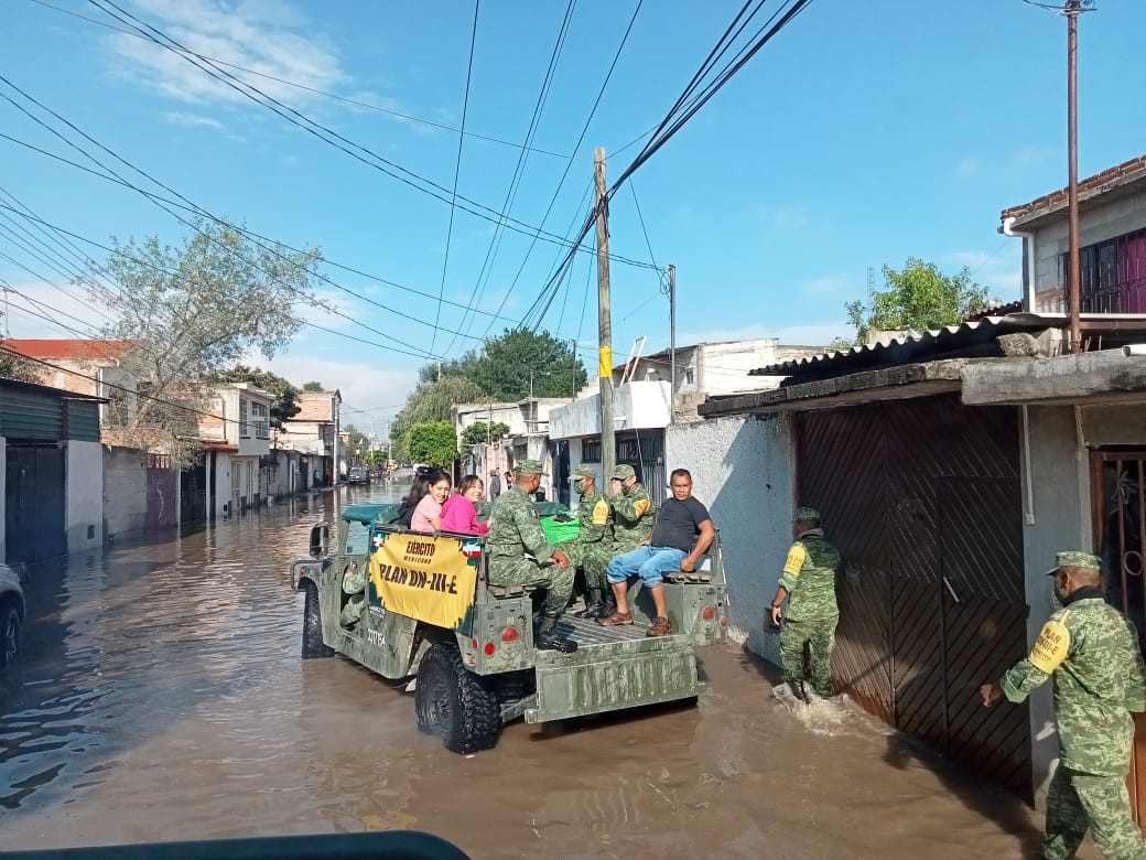 El Ejército Mexicano evacuando a familias en San Juan del Río. (Especial)