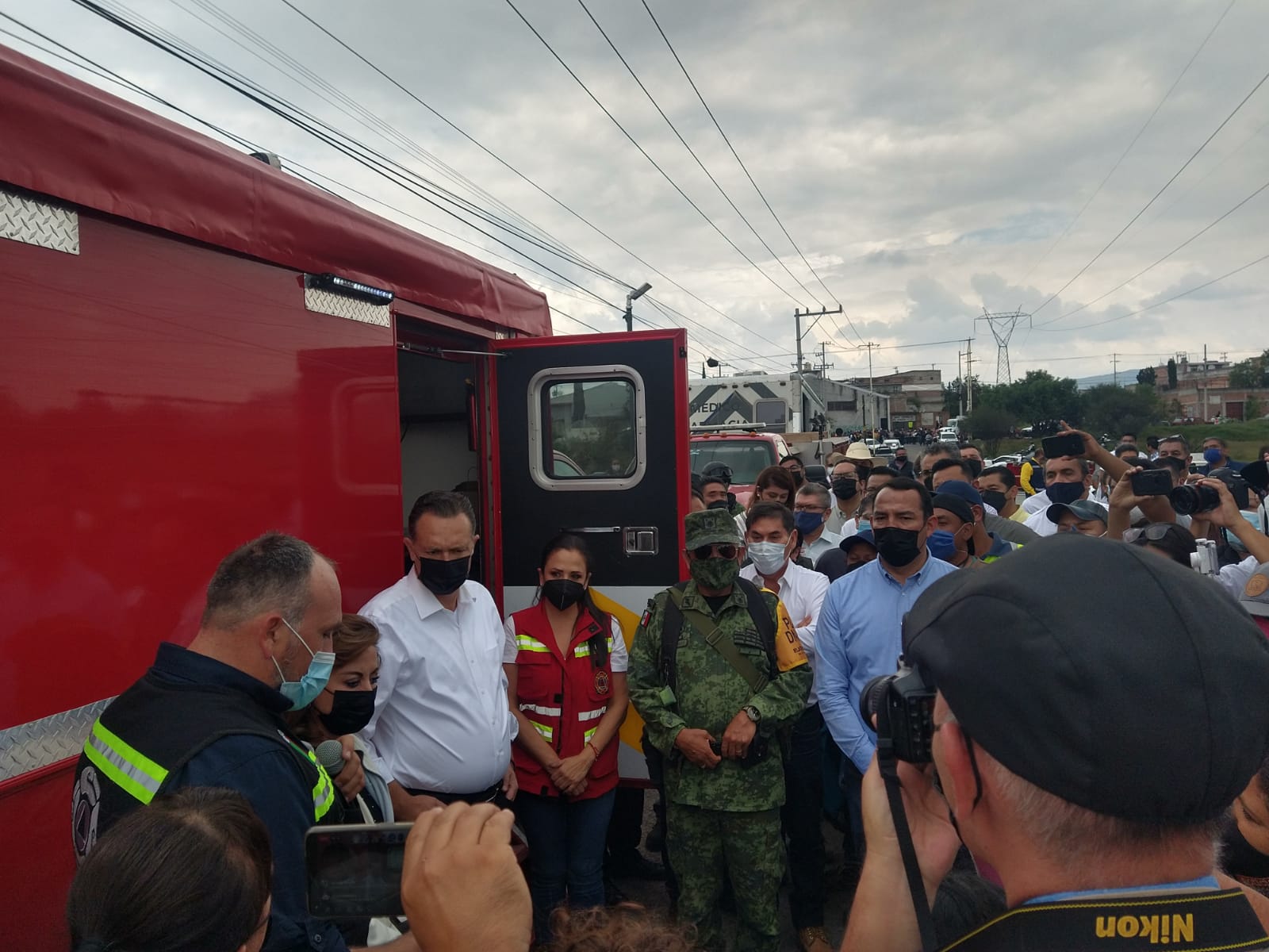 Mauricio Kuri, gobernador de Querétaro, y Roberto Cabrera, edil de San Juan del Río, en recorrido por las zonas afectadas. (Cortesía)