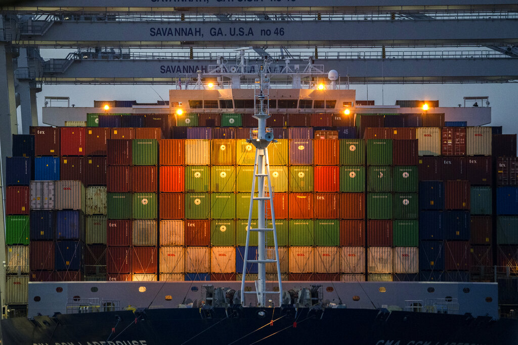 Esta foto del 29 de septiembre del 2021 en Savannah, Georgia, muestra contenedores en el buque CMA CGM Laperouse en el Puerto de Savannah. (AP)