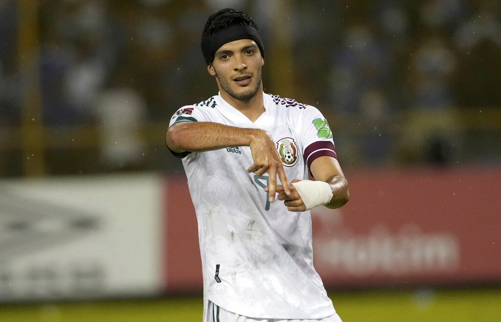 Raúl Jiménez, de la selección de México, festeja luego de conseguir el segundo tanto ante El Salvador, en un partido de la eliminatoria al Mundial, el miércoles 13 de octubre de 2021 (AP)