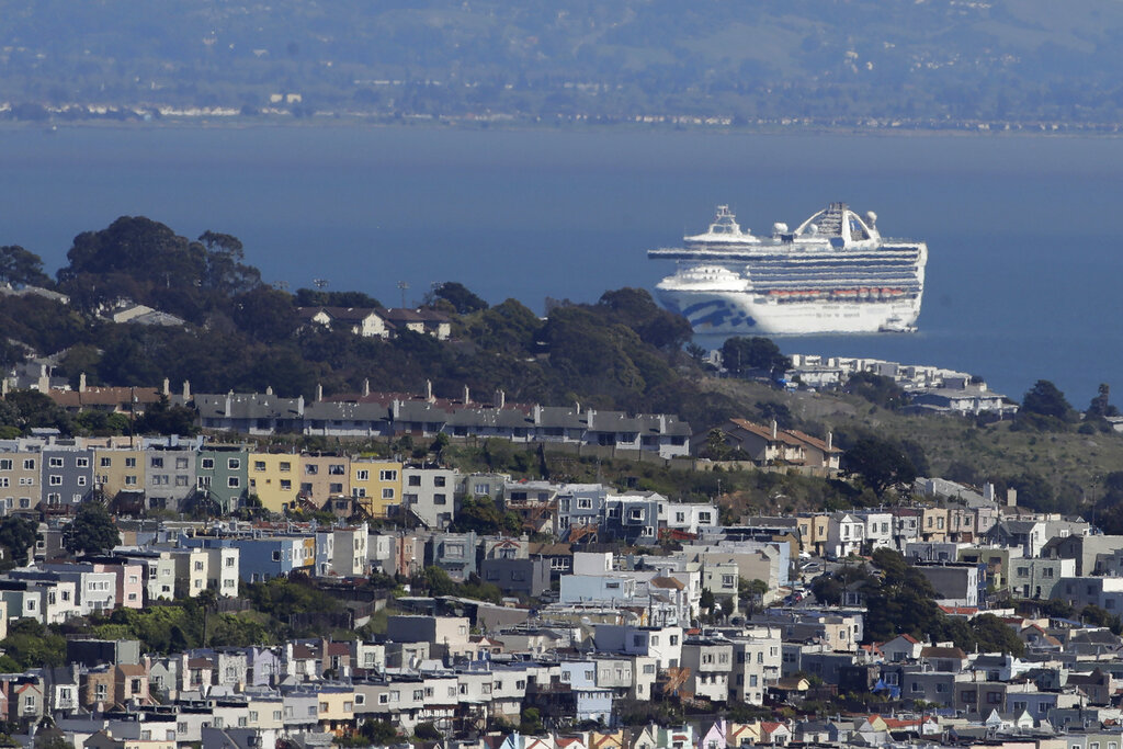 En esta fotografía del 31 de marzo de 2020, el crucero Grand Princess, con miembros de la tripulación y pasajeros afectados por el coronavirus, permanece en San Francisco. (AP)