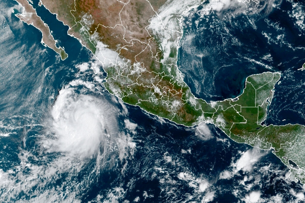Esta imagen satelital, proporcionada por la Oficina Nacional de Administración Oceánica y Atmosférica de Estados Unidos (NOAA)
