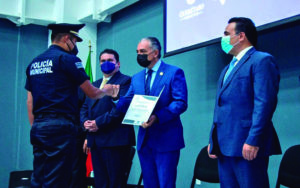 Luis Nava entrega constancias a primera generación de policía cibernética