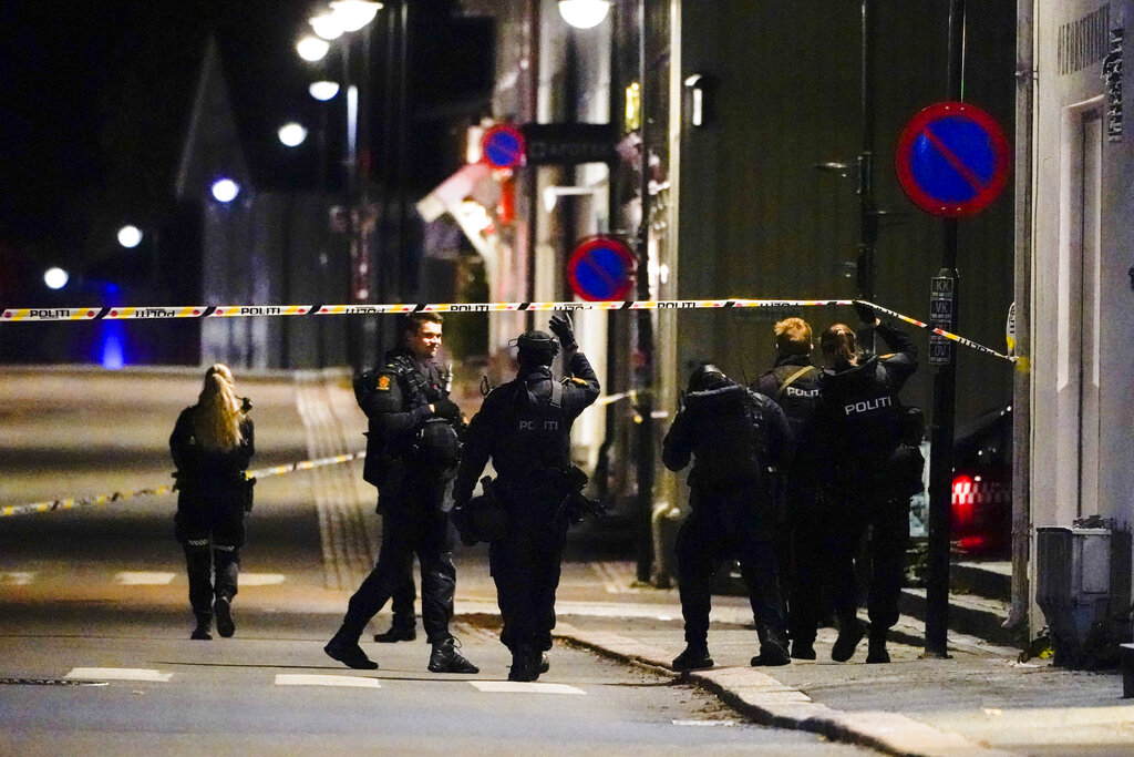 Policías en el lugar de un ataque con arco y flechas que dejó varios muertos y heridos en Kongsberg, Noruega, el miércoles 13 de octubre de 2021. (AP)