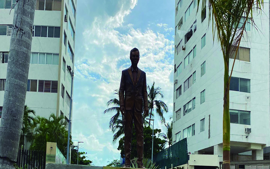 Eugenio Derbez es criticado por estatua en Acapulco