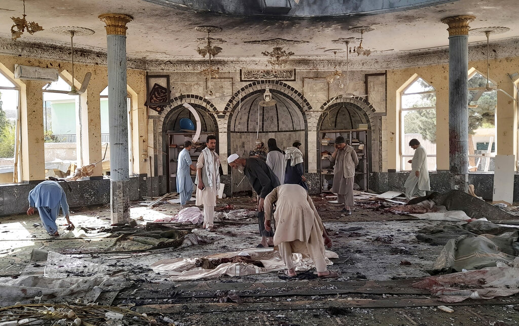 Estado en que quedó una mezquita de la provincia de Kunduz (Afganistán) que fue blanco de un ataque de la organización Estado Islámico en el que murieron decenas de personas. Foto del 8 de octubre del 2021. (AP)