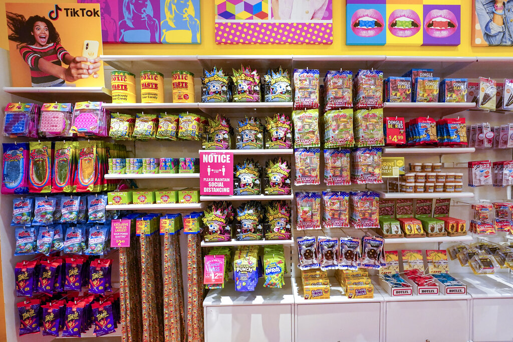 Una serie de productos que fueron promocionados en TikTok, en la tienda It'Sugar en la ciudad de Nueva York, el 6 de octubre del 2021. (AP)