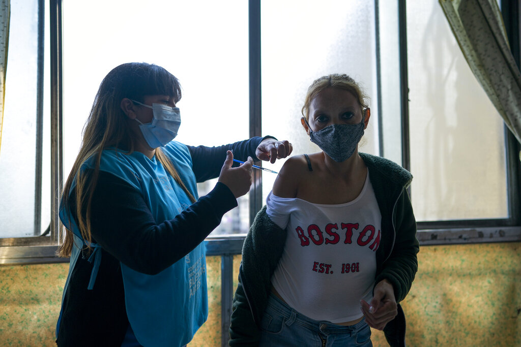 Una enfermera vacuna a María Rosa con una dosis de la vacuna Sinopharm para el COVID-19 en el barrio Fuerte Apache en la provincia de Buenos Aires, Argentina. (AP)