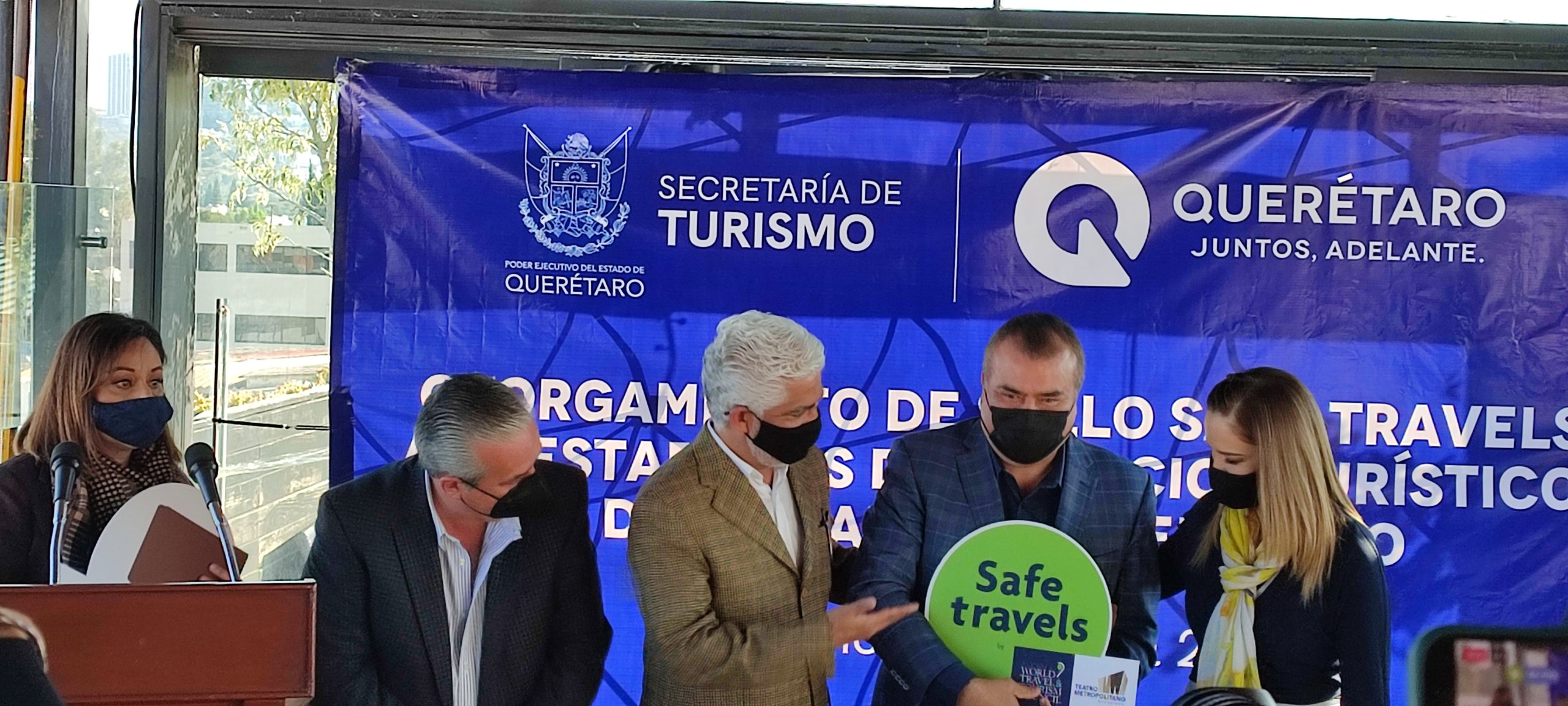 La secretaria de Turismo estatal durante la entrega de los reconocimientos Safe Travel. (Especial)