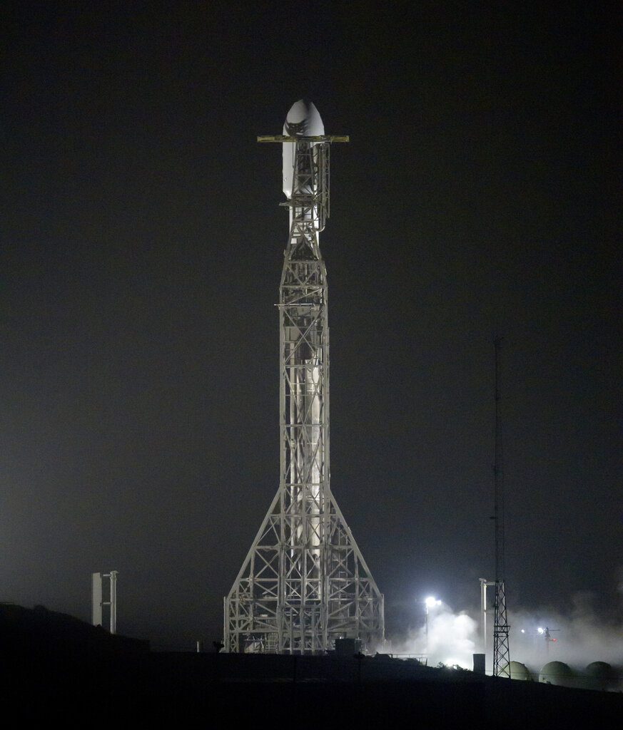 Un cohete Falcon 9 de SpaceX, se ve listo para despegar el 23 de noviembre de 2021 en la plataforma de lanzamiento 4E de la Base Vandenberg de la Fuerza Espacial en California, Estados Unidos. (AP)