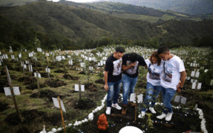 Plantan árboles en memoria de víctimas del COVID-19