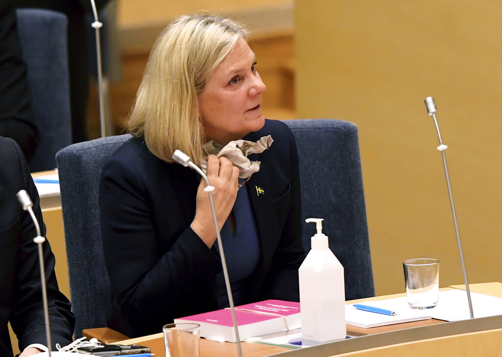 La ministra sueca de Finanzas y líder del Partido Socialdemócrata sueco, Magdalena Andersson, durante una votación en el parlamento sueco, el Riksdagen, en Estocolmo, 24 de noviembre de 2021. (AP)