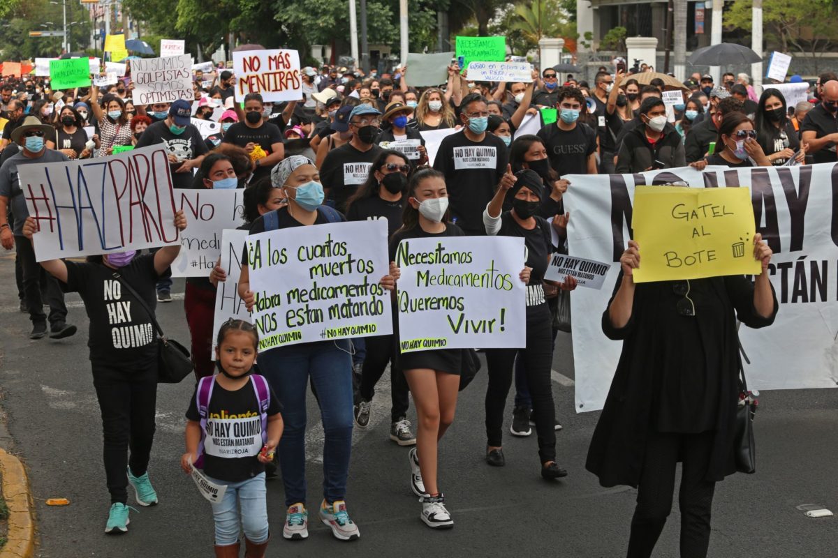 Familiares de pacientes con cáncer protestan por desabasto de medicinas. (AP)