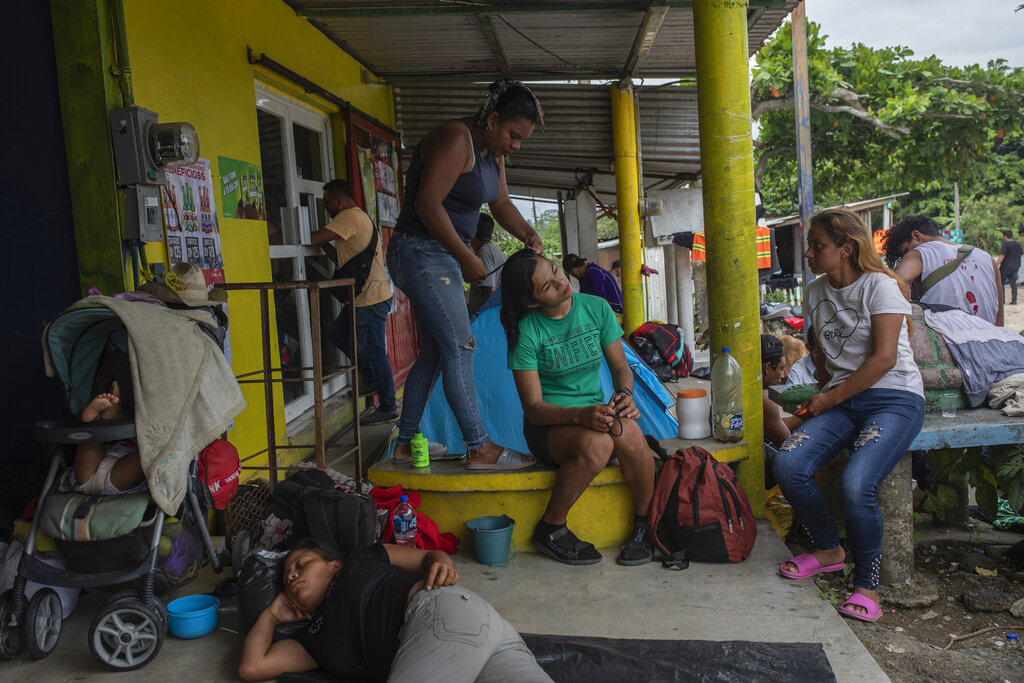 La migrante hondureña Yoselin peina a su amiga transgénero Ingrid Linares durante un descanso de la caravana de migrantes en Jesús Carranza, en el estado de Veracruz, México, el miércoles 17 de noviembre de 2021. (AP)