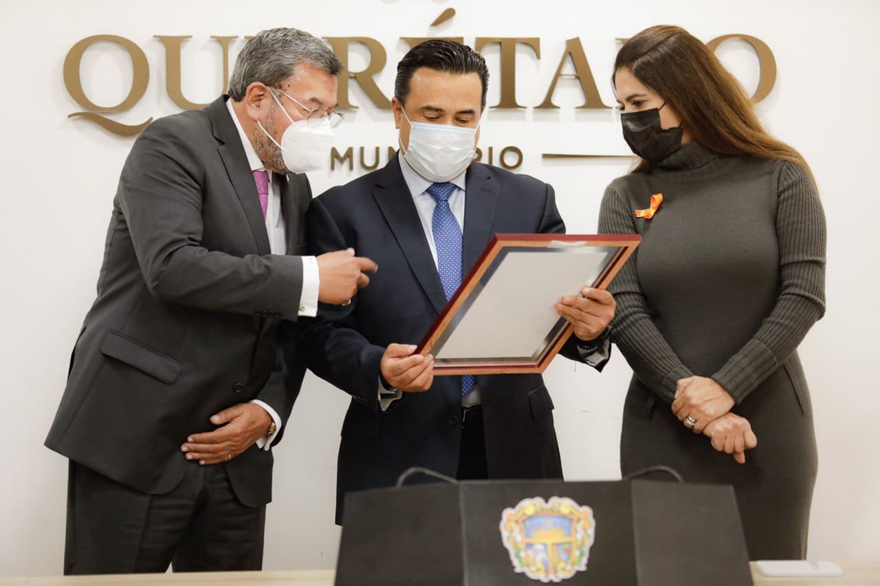 Fernando Chinquini Barrios, Socio Director de Factual Services, entregó el certificado. (Especial)