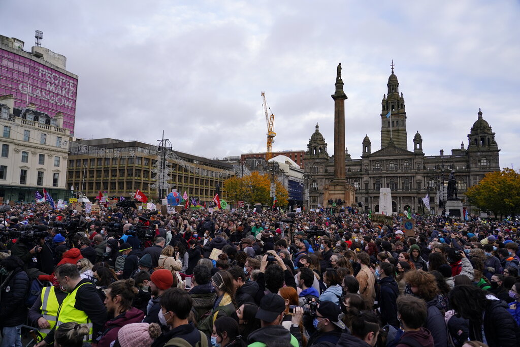 Activistas por el clima se reúnen tras una marcha a través de las calles de Glasgow, Escocia, el viernes 5 de noviembre de 2021, donde se lleva a cabo la cumbre COP26 de la ONU contra el calentamiento global. (AP)