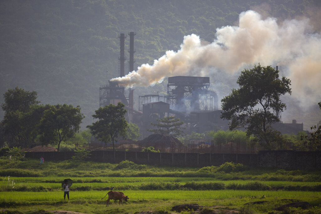 Se alza humo de una planta siderúrgica a carbón en India, 26 de setiembre de 2021. (AP)