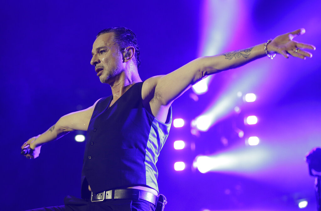 El vocalista de Depeche Mode Dave Gahan en un concierto en el foro Assago cerca de Milán, Italia, el 27 de enero de 2018. Gahan y el grupo Soulsavers han creado su tercer álbum juntos, Imposter, un disco de covers lanzado el 12 de noviembre de 2021. (Foto AP)