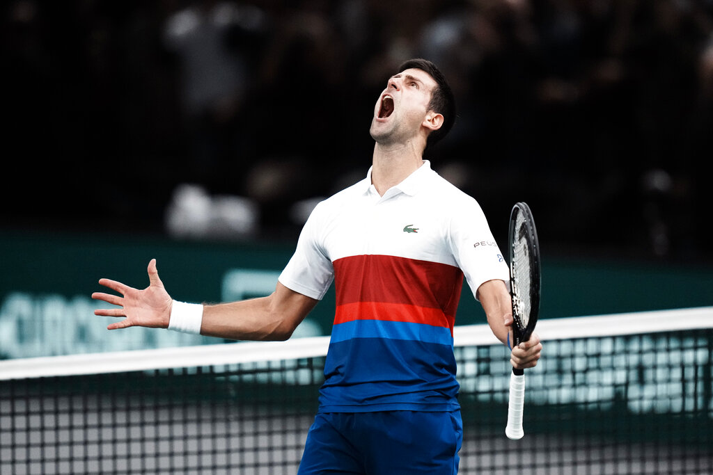 Novak Djokovic celebra su victoria sobre Hubert Hurkacz en semifinales del Masters de París el sábado, 6 de noviembre del 2021. (AP)