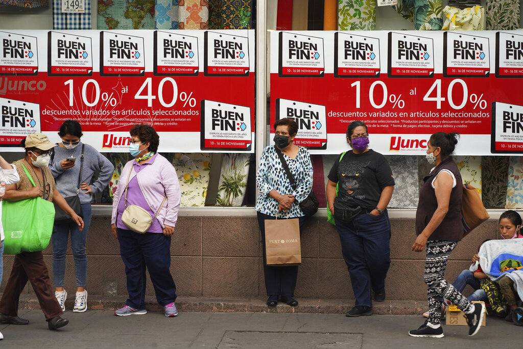 La gente se para afuera de una tienda durante el inicio del evento de compras Buen Fin en la Ciudad de México, el miércoles 10 de noviembre de 2021. (AP)