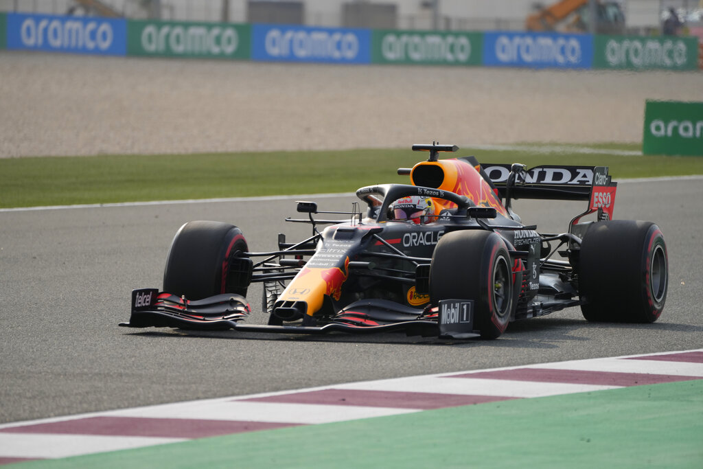 El piloto holandés Max Verstappen, de Red Bull, corre en la primera sesión de práctica para el Gran Premio de Qatar de la Fórmula Uno, en el circuito de Losail, Qatar, el viernes 19 de noviembre de 2021. (AP)