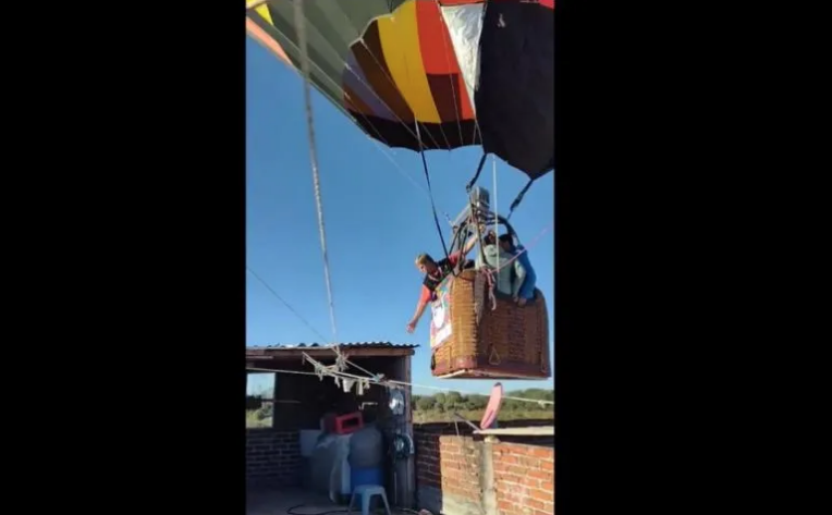 Globo aerostático al momento de aterrizar accidentalmente en una azotea de la colonia Los Castillos. (Especial)