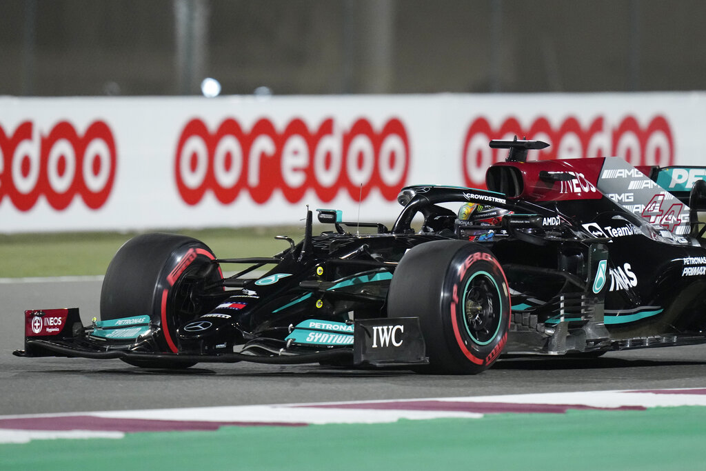 El británico Lewis Hamilton, con Mercedes, en acción durante una sesión clasificatoria para el primer Gran Premio de Qatar de la Fórmula UNo. Hamilton ganó la pole y su rival Max Verstappen quedó segundo. (AP)