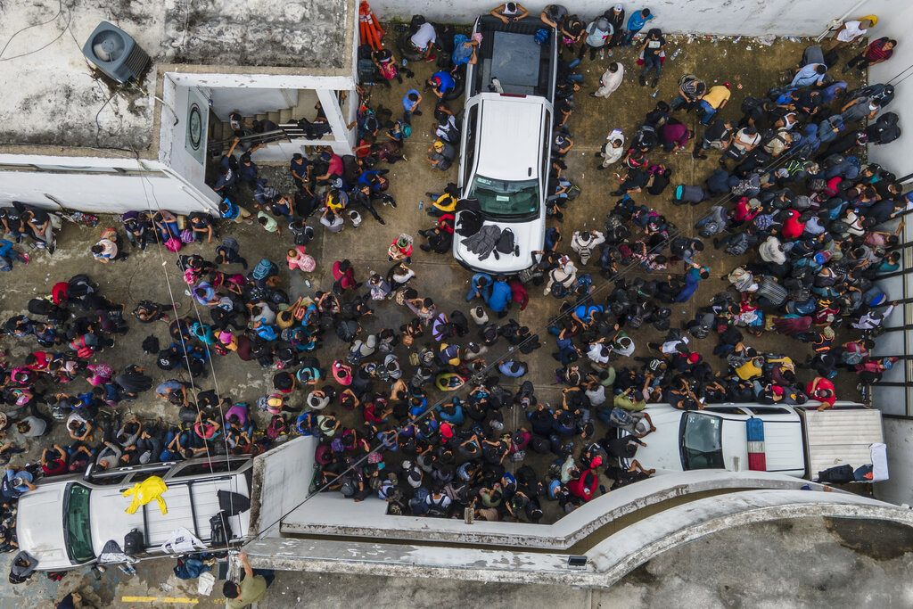 Migrantes se aglomeran en un patio de la procuraduría tras ser interceptados dentro de camiones con remolque, el viernes 19 de noviembre de 2021, en Coatzacoalcos, estado de Veracruz, México. (AP)