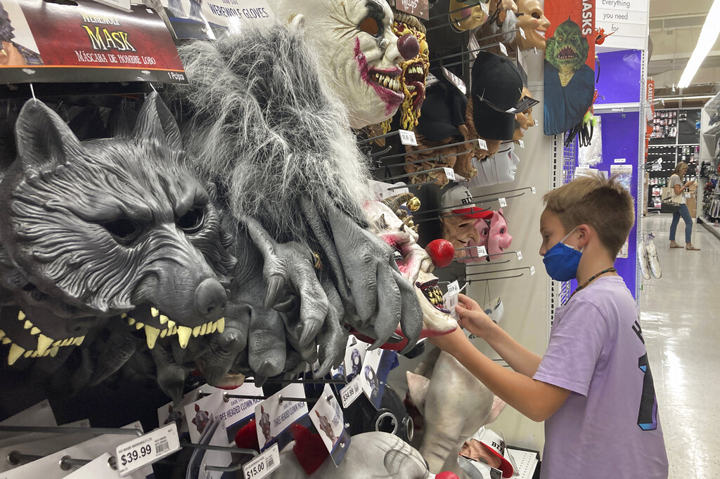 Un joven cliente examina una máscara de Halloween en una tienda Party City, el 6 de octubre de 2021, en Miami. Los precios al consumidor en Estados Unidos aumentaron 6,2% en octubre en comparación con el año previo. (AP)