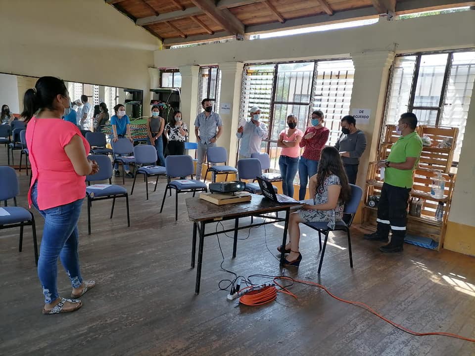 Funcionarios de Landa de Matamoros recibiendo un taller en perspectiva de género. (Especial)
