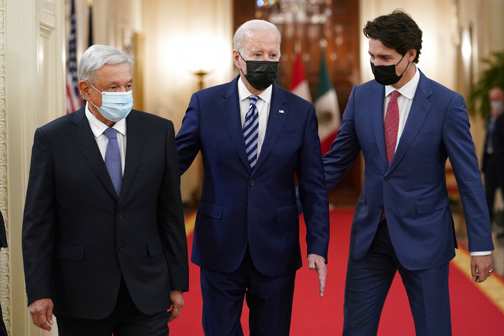 El presidente de Estados Unidos, Joe Biden, al centro, camina acompañado del mandatario de México, Andrés Manuel López Obrador, a la izquierda, y el primer ministro de Canadá, Justin Trudeau, hacia la Sala Este de la Casa Blanca, el jueves 18 de noviembre de 2021, en Washington. (AP)