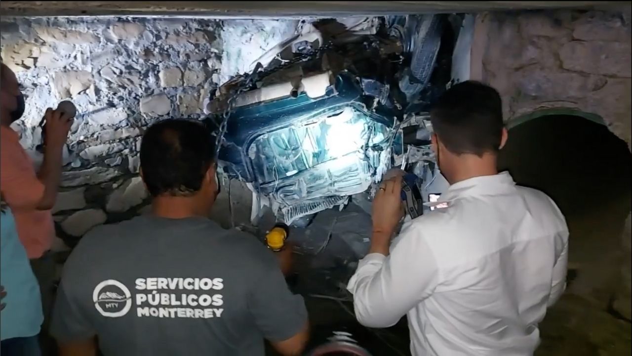 El vehículo llevaba en el drenaje de Monterrey más de dos años. (Especial)