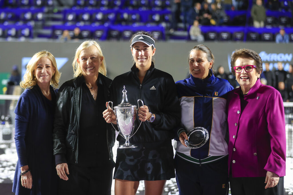 Garbiñe Muguruza (centro) con el trofeo de campeona de las Finales de la ATP junto a las ex tenistas Billie Jean King (derecha). (AP)