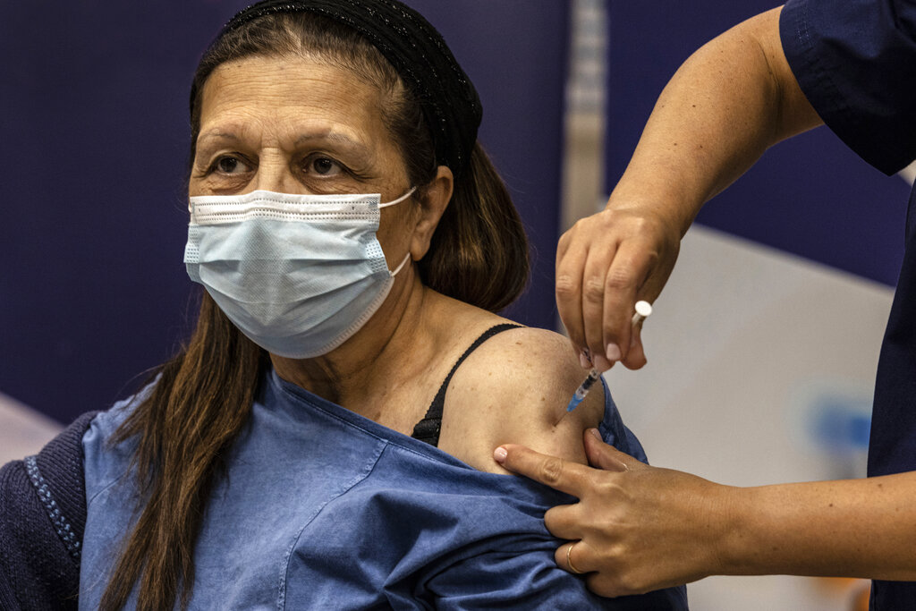 Malka Peer recibe la cuarta dosis de la vacuna de Pfizer-BioNTech contra el COVID-19 en el Centro Médico Sheba, en Ramat Gan, Israel, el 31 de diciembre de 2021. (AP)