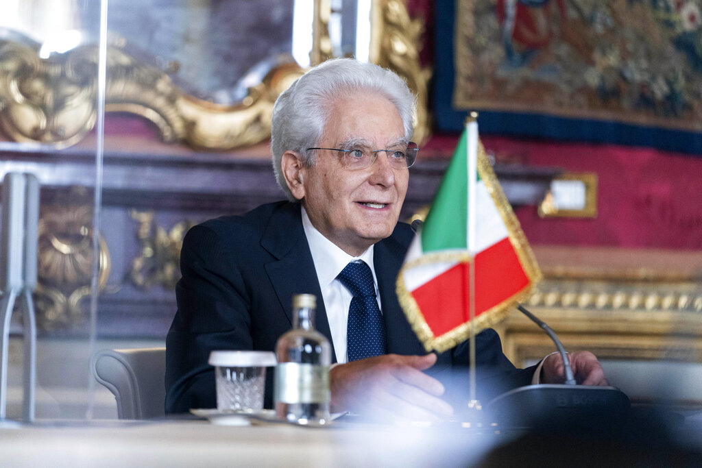El presidente de Italia Sergio Mattarella habla durante una reunión con el secretario de Estado Antony Blinken en el Palacio Quirinale en Roma, el lunes 28 de junio de 2021. (AP)
